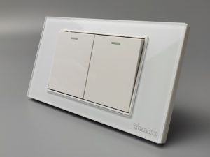Bộ Công Tắc Ổ Cắm Mặt Kính Màu Trắng C18